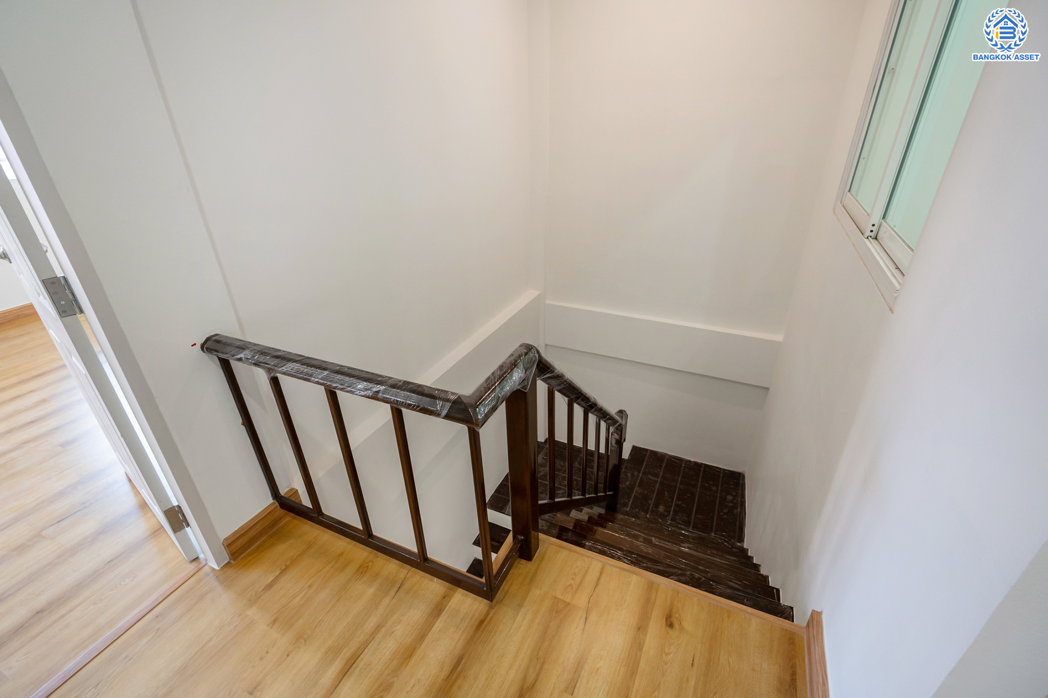 บ้านมือสองตกแต่งใหม่ ม.มณฑล8 ทวีวัฒนา ทาวน์เฮ้าส์เนื้อที่ 22.5 ตร.ว. ฟังก์ชัน 3 ห้องนอน 1 ห้องน้ำ 1 ห้องอเนกประสงค์ 1 ที่จอดรถ เชื่อมต่อทุกการเดินทางทั้ง ถ.เพชกษม, ถ.พุทธมณฑลสาย3, ถ.กาญจนาภิเษก ใกล้เดอะมอลล์บางแค และรถไฟฟ้าสายสีน้ำเงิน "สถานีหลักสอง"